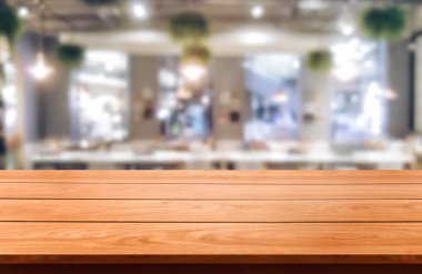 Modern restoranın bulanık arka planda ahşap masa
