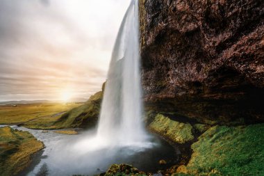 İzlanda 'da Sihirli Seljalandsfoss Şelalesi.