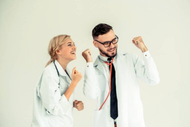 Mutlu doktor ortağı ile başarı kutluyor.