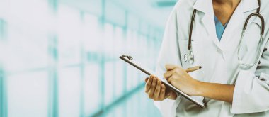 Hastane ofisinde çalışan kadın doktor..