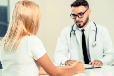 Hastane Ofisinde Erkek Doktor ve Kadın Hasta
