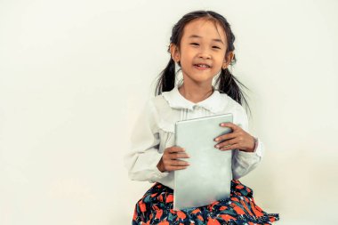 Tablet ile beyaz arka plan üzerinde küçük çocuk.