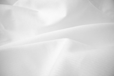 Makro çekimde parlak akan bez dokusu.