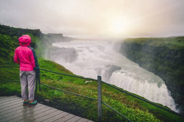 Gezgin İzlanda Gullfoss şelale seyahat.