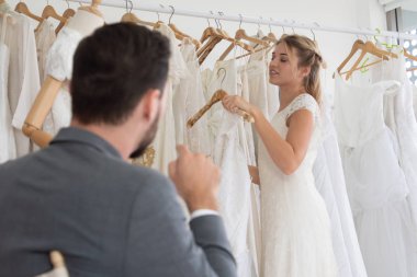 Düğün töreninde gelinlik gelin damat.