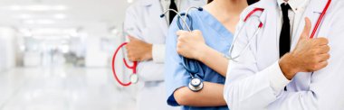 Doktor diğer doktorlar ile hastanede çalışıyor.