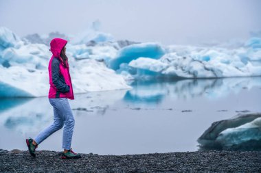 Izlanda 'da Jokulsarlon buzul lagünü seyahat.