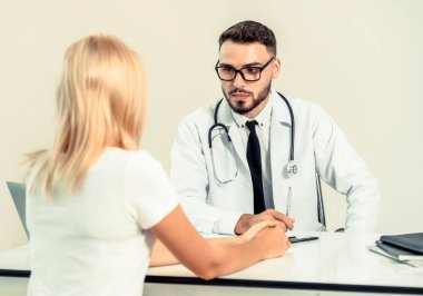 Hastane Ofisinde Erkek Doktor ve Kadın Hasta