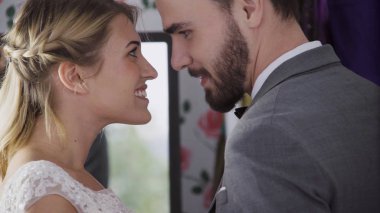 Gelin ve damat gelinlik töreni hazırlamak.