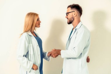 Gp doktor cerrahi doktor ile el sıkışıyor.