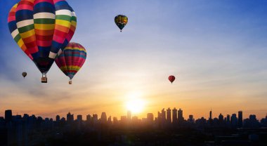 Sıcak hava balonu festivali ile Urban cityscape.