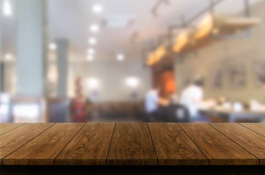 Modern restoranın bulanık arka planda ahşap masa