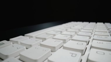 Yakın çekim yumuşak odaklı dizüstü bilgisayar klavyesi.