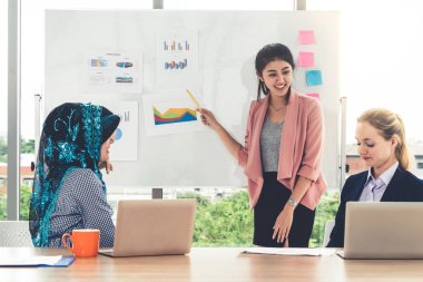 Takım çalışması toplantısında çok kültürlü çalışma grubu.