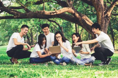 Parkta okuyan genç öğrencilerden oluşan ekip.