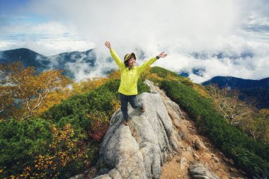 Yürüyüşçü Japonya'da dağda trekking etkinliği yapmak.