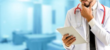 Hastanede tablet bilgisayar kullanan bir doktor..