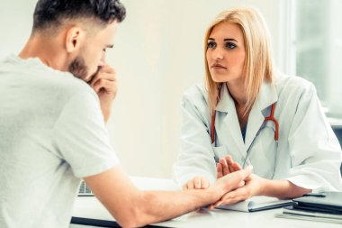 Kadın Doktor ve Erkek Hasta Hastane Ofisinde