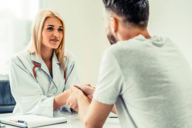 Kadın Doktor ve Erkek Hasta Hastane Ofisinde