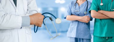 Doktor diğer doktorlar ile hastanede çalışıyor.