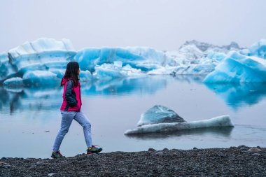 Izlanda 'da Jokulsarlon buzul lagünü seyahat.