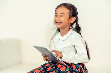 Tablet ile beyaz arka plan üzerinde küçük çocuk.