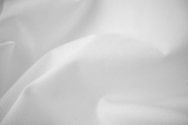 Makro çekimde parlak akan bez dokusu.