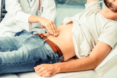 Kadın Doktor ve Erkek Hasta Hastane Ofisinde