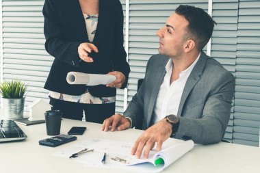 İşadamı patron ve işkadını ofiste..