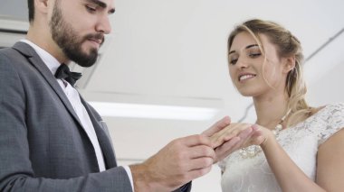 Gelin ve damat gelinlik töreni hazırlamak.