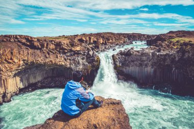 İzlanda'da Aldeyjarfoss Şelalesi'nde yürüyüş.