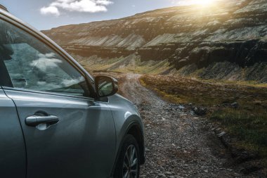 Çakıl yolda çalışan SUV araç araç.