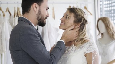 Gelin ve damat gelinlik töreni hazırlamak.