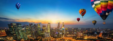 Sıcak hava balonu festivali ile Urban cityscape.