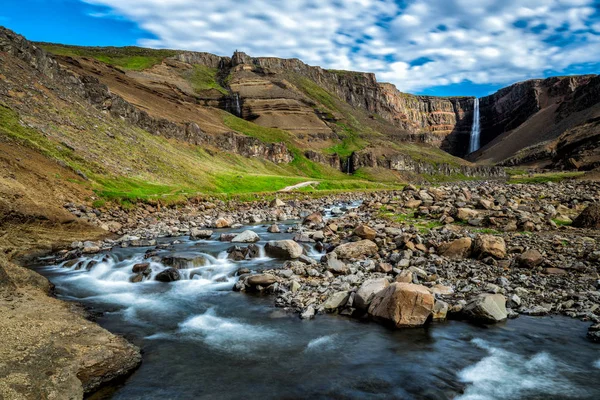 Belle chute d'eau Hengifoss dans l'est de l'Islande. — Photo