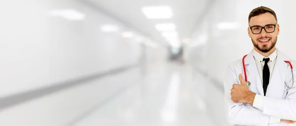 Jeune homme médecin travaillant à l'hôpital. — Photo