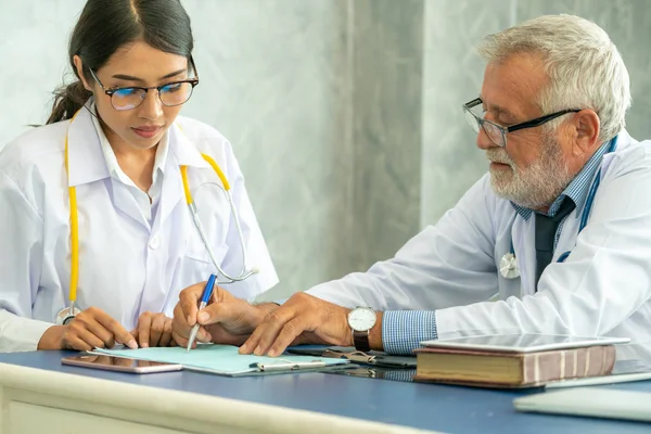 Médico do sexo masculino que trabalha com outro médico . — Fotografia de Stock