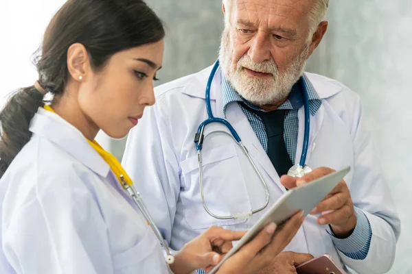 Ärzte arbeiten im Krankenhaus mit Tablet-Computer. — Stockfoto