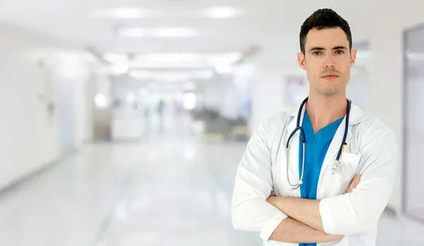 Jeune homme médecin travaillant à l'hôpital. — Photo