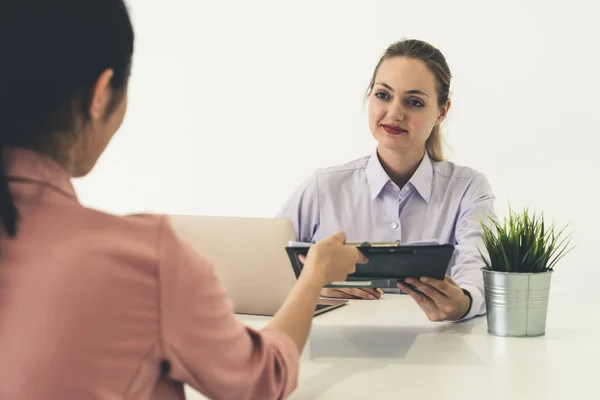 Twee jonge zakenvrouwen ontmoeten elkaar voor interview. — Stockfoto