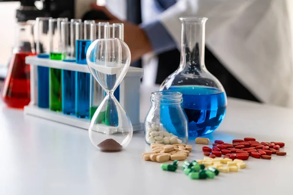 Pastillas de medicamentos y tabletas en el laboratorio de investigación . — Foto de Stock