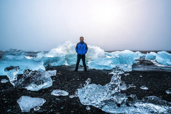 Viaggiatore uomo su Diamond Beach in Islanda . — Foto Stock