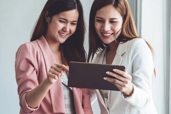 Geschäftsfrauen nutzen Tablet-Computer im Büro. — Stockfoto