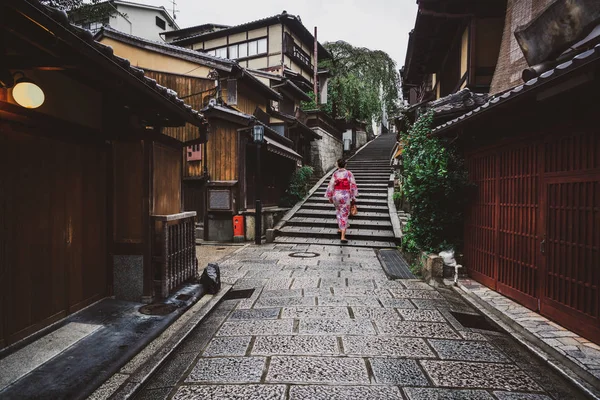 Viajante no distrito de Higashiyama, Kyoto, Japão — Fotografia de Stock