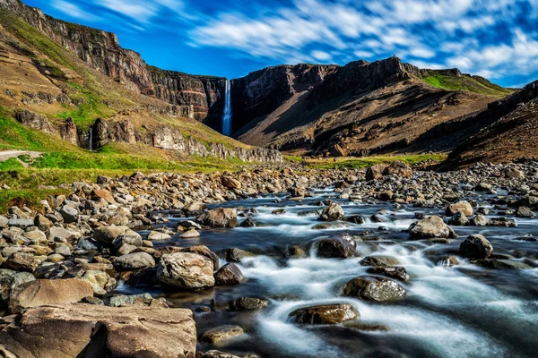 Hermosa cascada Hengifoss en el este de Islandia. — Foto de Stock