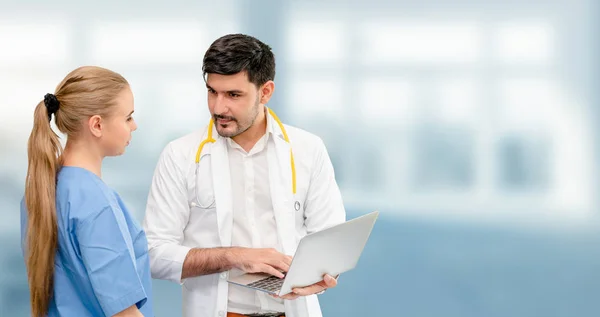 Lékaři v nemocnici pracující s jiným doktorem. — Stock fotografie