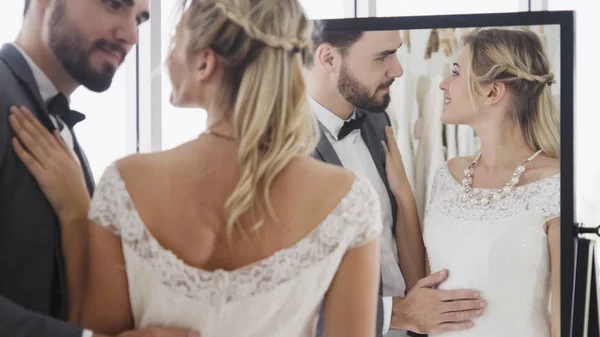 Sposo e sposo in abito da sposa preparare cerimonia . — Foto Stock