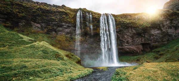 Magické Seljalandsfoss vodopád na Islandu. — Stock fotografie