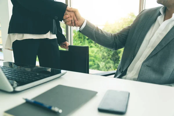Empresário handshake empresária no escritório. — Fotografia de Stock