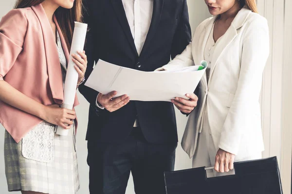 Affärsman och affärskvinnor som arbetar på kontoret. — Stockfoto